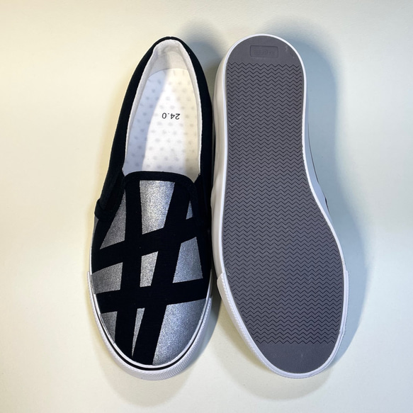 銀と黒線のアシンメトリースニーカー (撥水加工ver.) 6枚目の画像