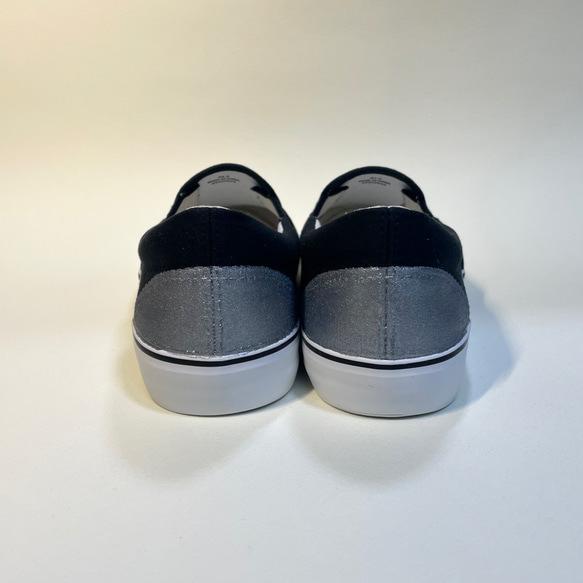 銀と黒線のアシンメトリースニーカー (撥水加工ver.) 5枚目の画像