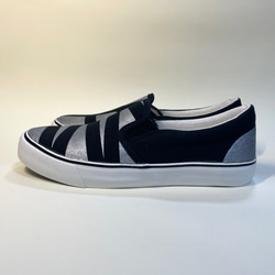 銀と黒線のアシンメトリースニーカー (撥水加工ver.) 4枚目の画像