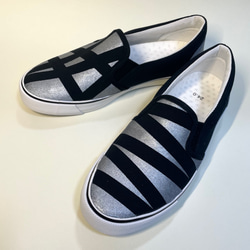 銀と黒線のアシンメトリースニーカー (撥水加工ver.) 3枚目の画像