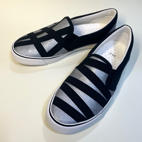 銀と黒線のアシンメトリースニーカー (撥水加工ver.) 3枚目の画像