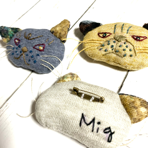 機嫌の悪いぶさかわ猫ちゃん ブローチ M＊aco 通販 2944065｜Creema