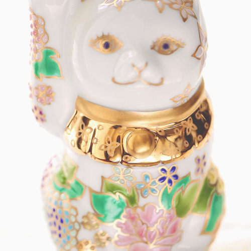 花柄の陶器製招き猫 作家作品 陶あん【新作】-招き猫- 白×金地 桜 千万両 | 京焼 陶あん