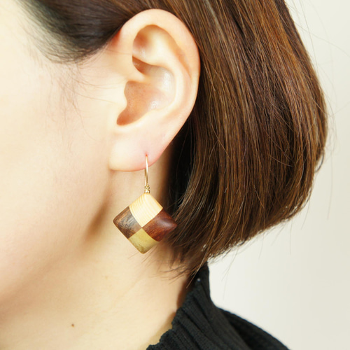 寄木のスクエアピアス・イヤリング ピアス（フック・チェーン） 白谷