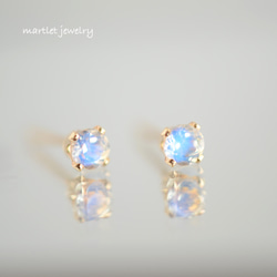 14kgf*ロイヤルブルー ムーンストーン (3mm/4本爪) 天然石ピアス 6月誕生石 6枚目の画像