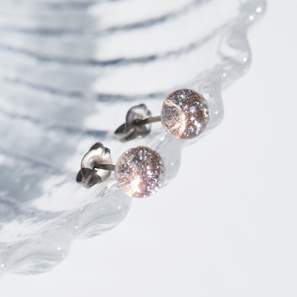 魔法の光るガラス『きらり【マジカル】』チタンピアス/イヤリング  【大きさ選べます】【金具選べます】【受注制作】≪送料無 1枚目の画像