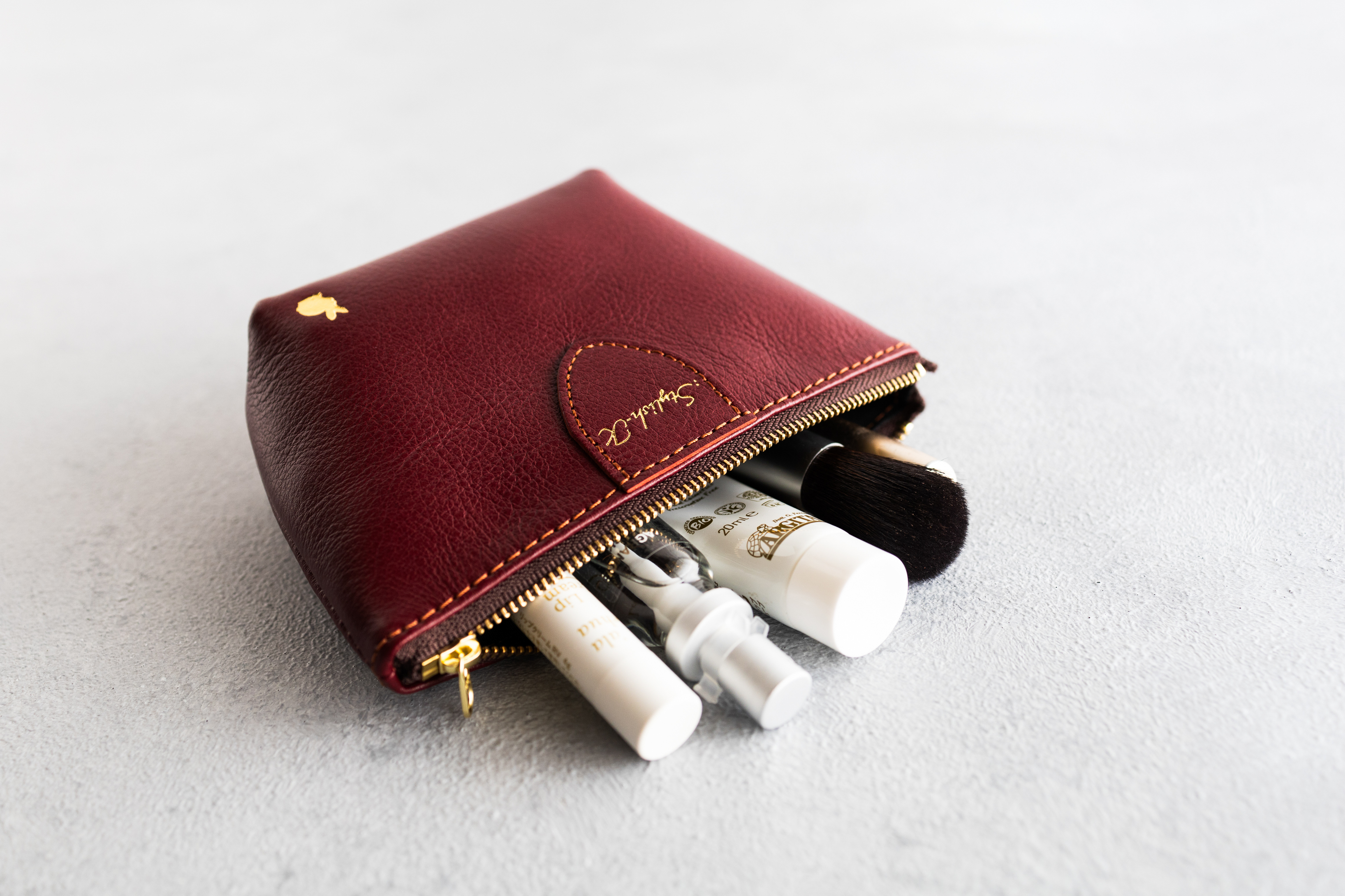 美品！GUCCIの素敵な本革ポーチです　レザーポーチ　コスメポーチ　ボルドー 美品！GUCCIの素敵な本革ポーチです　レザーポーチ　コスメポーチ　ボルドー