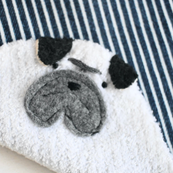 ネーム入れ、名入れ可♪大判タオルハンカチ（パグ×ヒッコリー柄） 4枚目の画像