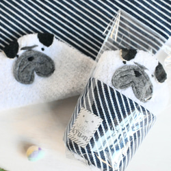 ネーム入れ、名入れ可♪大判タオルハンカチ（パグ×ヒッコリー柄） 2枚目の画像