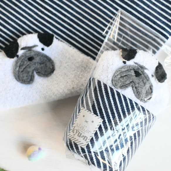 ネーム入れ、名入れ可♪大判タオルハンカチ（パグ×ヒッコリー柄） 2枚目の画像