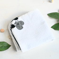 ネーム入れ、名入れ可♪大判タオルハンカチ（パグ×ヒッコリー柄） 6枚目の画像