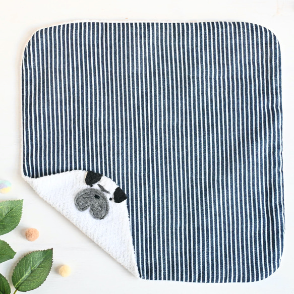 ネーム入れ、名入れ可♪大判タオルハンカチ（パグ×ヒッコリー柄） 3枚目の画像