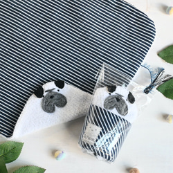 ネーム入れ、名入れ可♪大判タオルハンカチ（パグ×ヒッコリー柄） 1枚目の画像