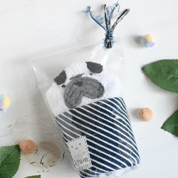 ネーム入れ、名入れ可♪大判タオルハンカチ（パグ×ヒッコリー柄） 7枚目の画像