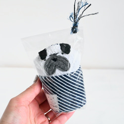 ネーム入れ、名入れ可♪大判タオルハンカチ（パグ×ヒッコリー柄） 8枚目の画像