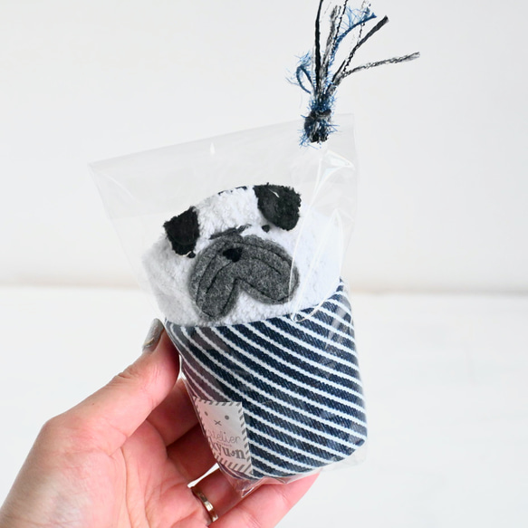 ネーム入れ、名入れ可♪大判タオルハンカチ（パグ×ヒッコリー柄） 8枚目の画像