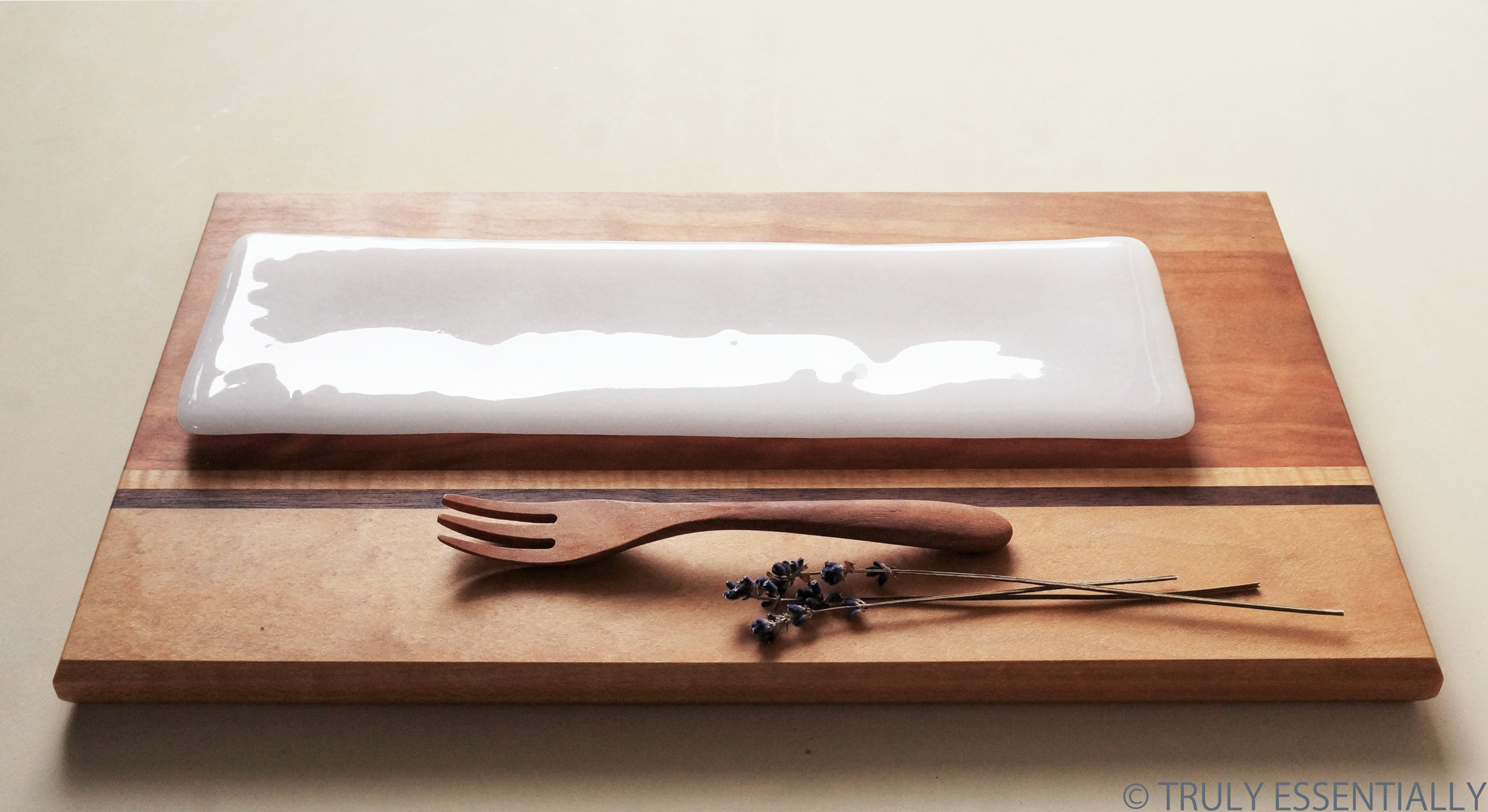 白色ガラスの器 -「 KAZEの肌 」● 28×8(cm) ● 光沢