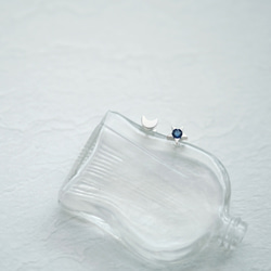 藍寶石星星和新月迷你穿孔耳環，925 銀 第3張的照片