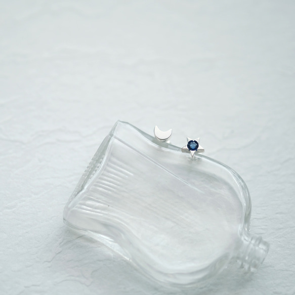 藍寶石星星和新月迷你穿孔耳環，925 銀 第3張的照片