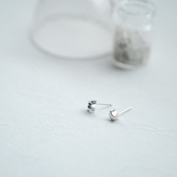 藍寶石星星和新月迷你穿孔耳環，925 銀 第2張的照片