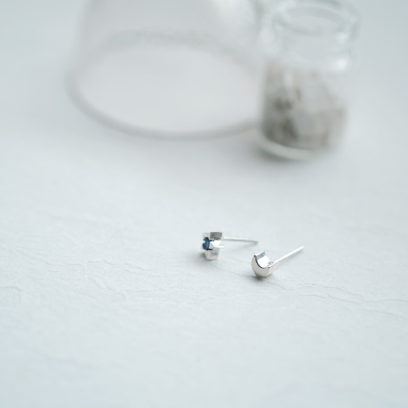 藍寶石星星和新月迷你穿孔耳環，925 銀 第2張的照片