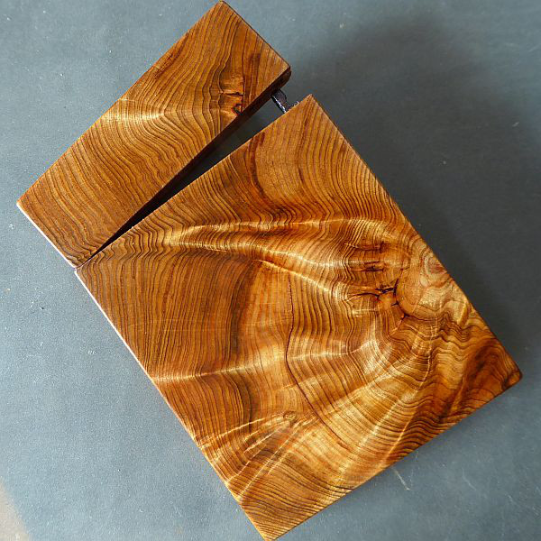 千年の物語を手にする古木【屋久杉】 木製名刺入れ・・・【即日発送】