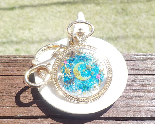 【売り切れ】水面に沈む赤色花のレジンバッグチャーム 再販】レジンアクセサリー 透明 微笑みの月 懐中時計 キーホルダー