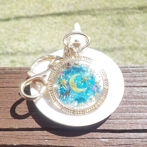 【売り切れ】水面に沈む赤色花のレジンバッグチャーム 再販】レジンアクセサリー 透明 微笑みの月 懐中時計 キーホルダー