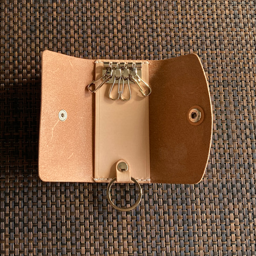 シックな金具の4連キーケース リング付 KC-07R 鍵収納 ヌメ革