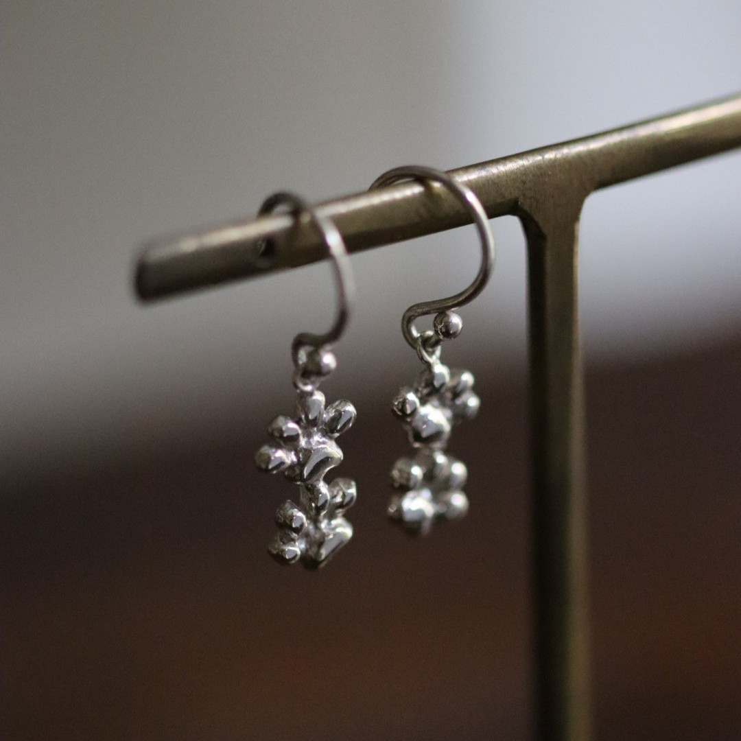 ゆらゆら肉球 シルバーピアス