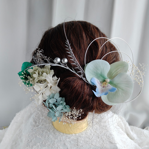 ブルーグリーンの胡蝶蘭とアイバンホーの髪かざり タイトシニヨン