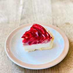 今年もお届けします！]【１日の作成台数限定】「50枚のりんごの花びらが作る深紅のバラのレアチーズタルト」 7枚目の画像