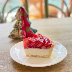 今年もお届けします！]【１日の作成台数限定】「50枚のりんごの花びらが作る深紅のバラのレアチーズタルト」 6枚目の画像