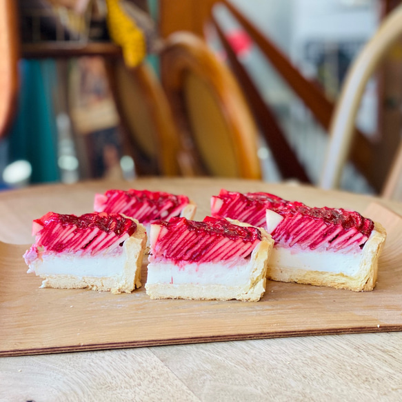 今年もお届けします！]【１日の作成台数限定】「50枚のりんごの花びらが作る深紅のバラのレアチーズタルト」 10枚目の画像
