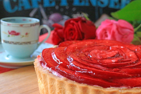 今年もお届けします！]【１日の作成台数限定】「50枚のりんごの花びらが作る深紅のバラのレアチーズタルト」 3枚目の画像