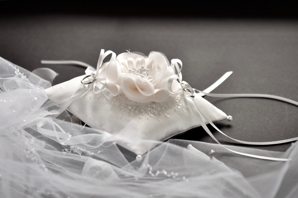 【ラッピング付き】イニシャル刺繡　シルク混ミカドサテン　真っ白なシルクの花　オートクチュール刺繡のリングピロー 8枚目の画像