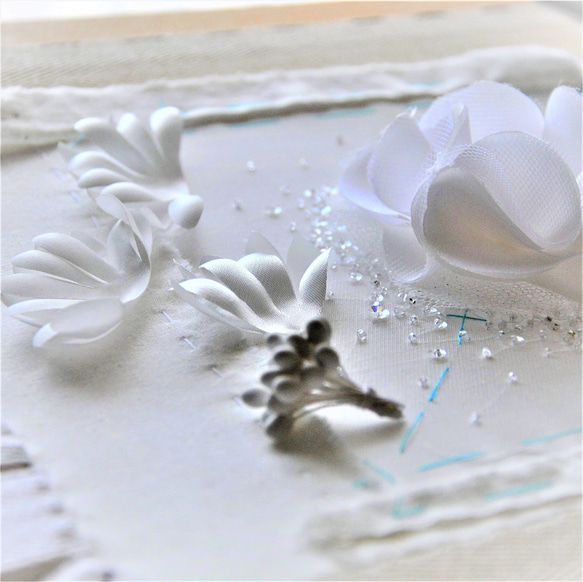【ラッピング付き】イニシャル刺繡　シルク混ミカドサテン　真っ白なシルクの花　オートクチュール刺繡のリングピロー 9枚目の画像