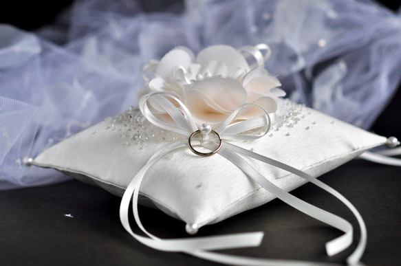 【ラッピング付き】イニシャル刺繡　シルク混ミカドサテン　真っ白なシルクの花　オートクチュール刺繡のリングピロー 6枚目の画像