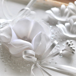【ラッピング付き】イニシャル刺繡　シルク混ミカドサテン　真っ白なシルクの花　オートクチュール刺繡のリングピロー 14枚目の画像