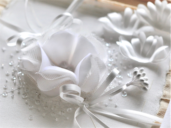 【ラッピング付き】イニシャル刺繡　シルク混ミカドサテン　真っ白なシルクの花　オートクチュール刺繡のリングピロー 14枚目の画像