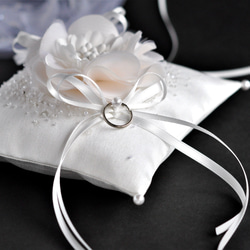 【ラッピング付き】イニシャル刺繡　シルク混ミカドサテン　真っ白なシルクの花　オートクチュール刺繡のリングピロー 4枚目の画像