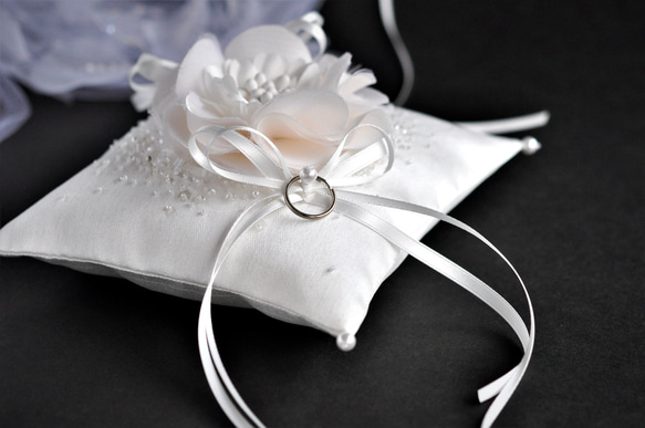 【ラッピング付き】イニシャル刺繡　シルク混ミカドサテン　真っ白なシルクの花　オートクチュール刺繡のリングピロー 4枚目の画像