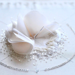 【ラッピング付き】イニシャル刺繡　シルク混ミカドサテン　真っ白なシルクの花　オートクチュール刺繡のリングピロー 10枚目の画像