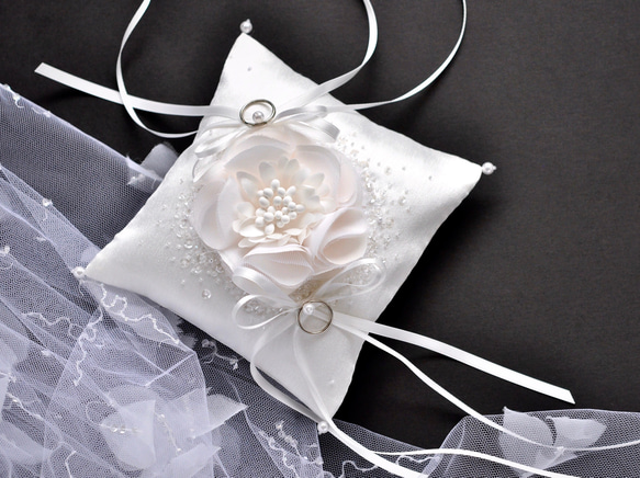 【ラッピング付き】イニシャル刺繡　シルク混ミカドサテン　真っ白なシルクの花　オートクチュール刺繡のリングピロー 1枚目の画像