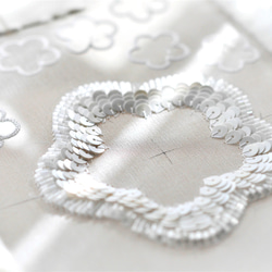 【ラッピング付き】イニシャル刺繡　シルク混ミカドサテン　真っ白なシルクの花　オートクチュール刺繡のリングピロー 12枚目の画像