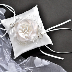 【ラッピング付き】イニシャル刺繡　シルク混ミカドサテン　真っ白なシルクの花　オートクチュール刺繡のリングピロー 3枚目の画像