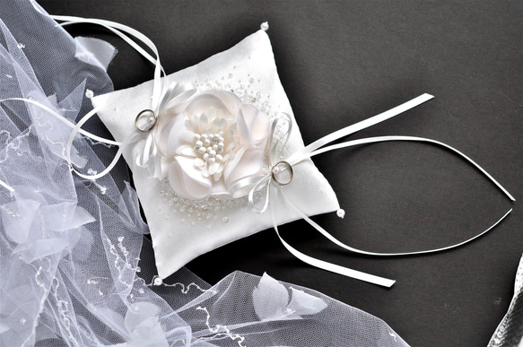 【ラッピング付き】イニシャル刺繡　シルク混ミカドサテン　真っ白なシルクの花　オートクチュール刺繡のリングピロー 3枚目の画像