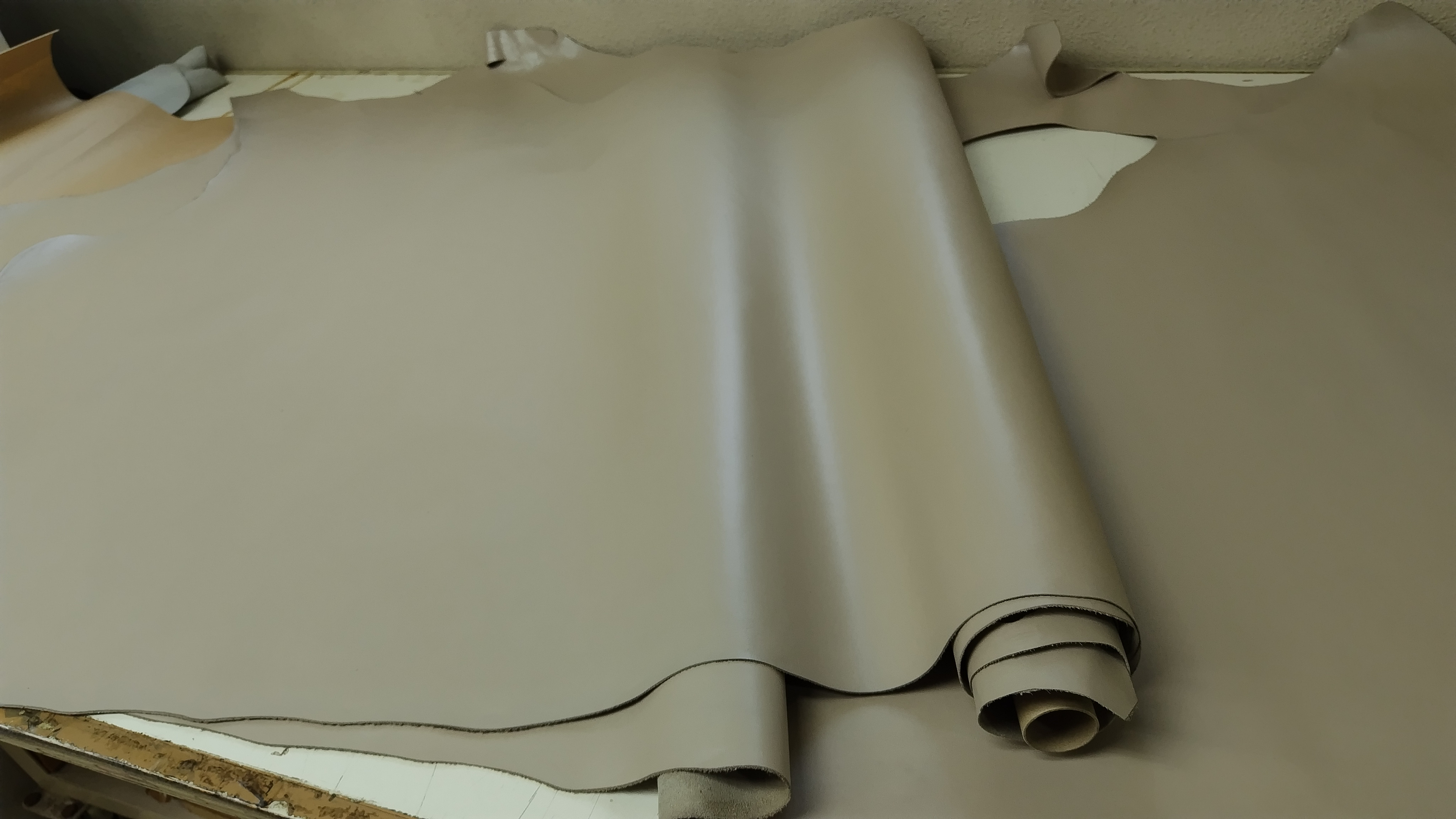 T415 牛革　ベージュメタリック　大きさ250デシ程度　厚さ　0.8ミリ　Ｂ品