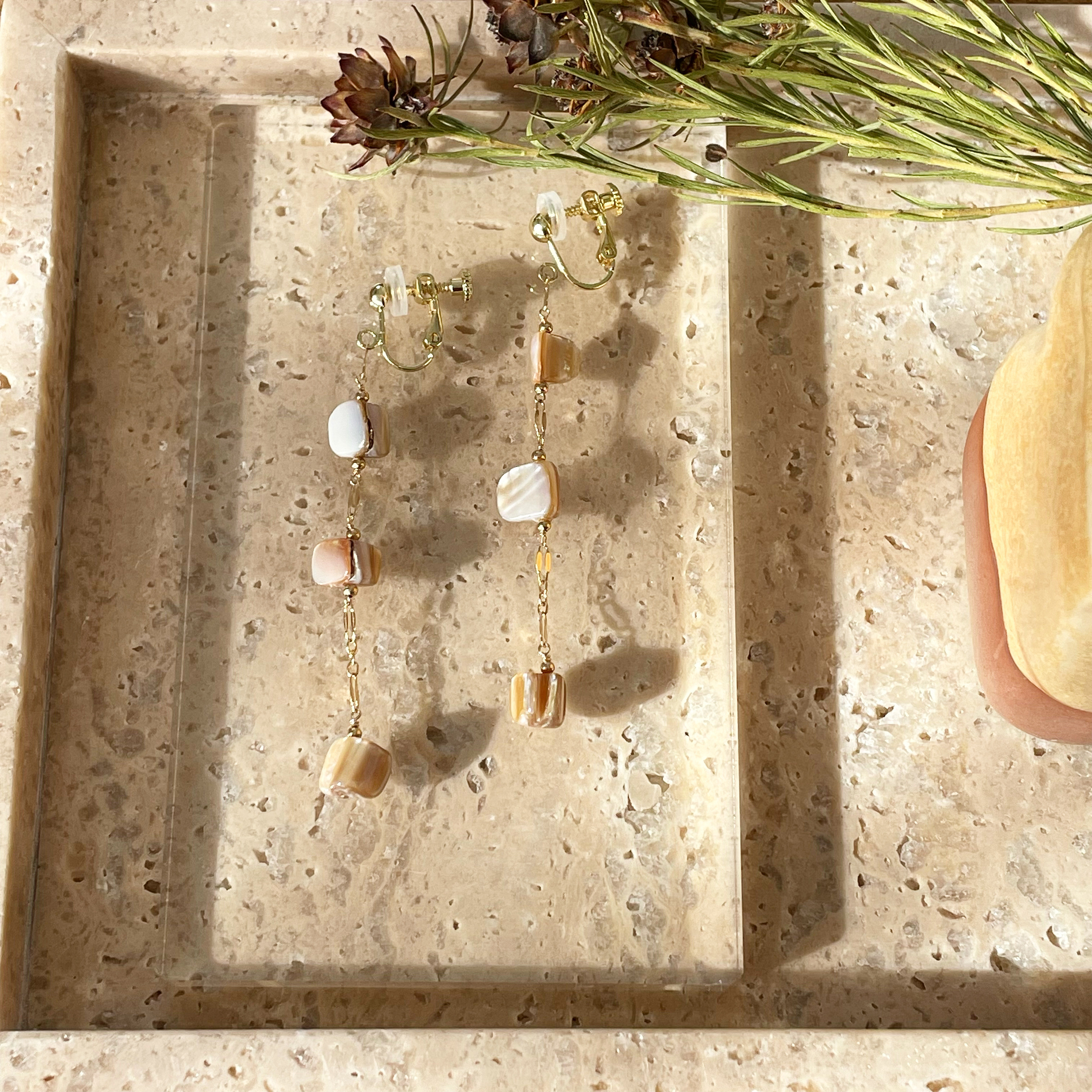 アバロニシェルロングイヤリング 4,374円