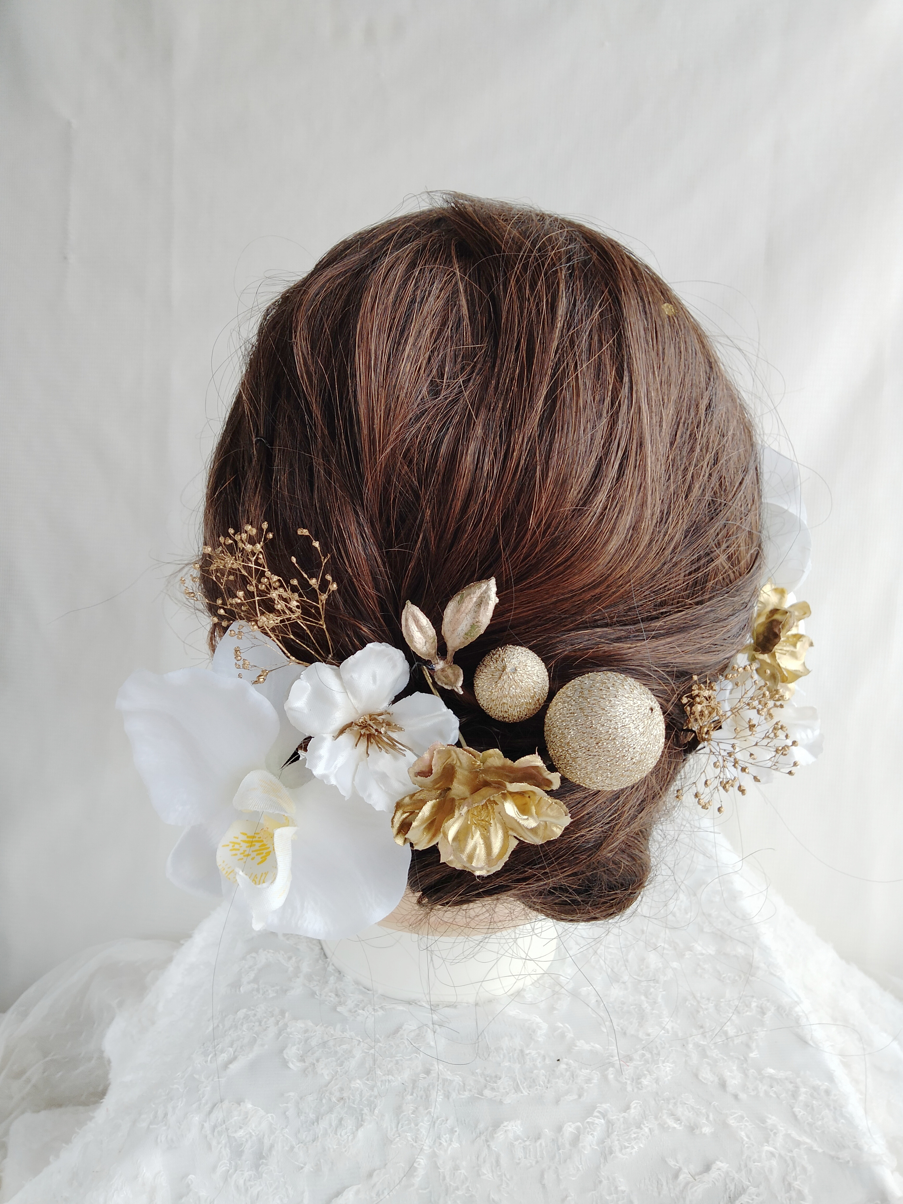 林檎の花と鞠玉と胡蝶蘭の和装髪飾り　白無垢へア　シニヨンヘア　和装へア　和装ヘアアレンジ　シニヨンヘア　タイトシニヨン